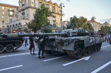 Kyiv 'in merkezindeki Khreschatyk Caddesi' nde sergilenen parçalanmış ve yok edilmiş Rus modern tankı.