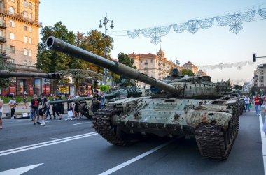 Kyiv 'in merkezindeki Khreschatyk Caddesi' nde sergilenen parçalanmış ve yok edilmiş Rus modern tankı.