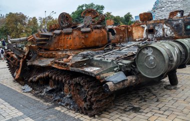 Ukrayna 'nın savaş alanlarında imha edilen Rus T-72B tankı, Kyiv' deki imha edilmiş Rus teçhizatı sergisinin bir parçası olarak görülüyor..