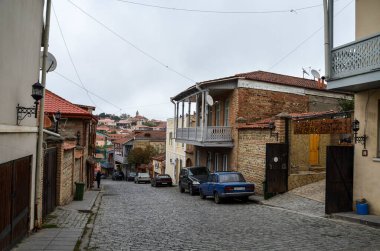 Rengarenk evleri, kırmızı kiremit çatıları, Sighnaghi, Georgia 'da balkonu olan ahşap balkonlar. 