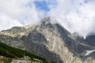 Lomnicky Stit, High Tatra ve Carpathian sıradağlarındaki en yüksek ikinci zirve. Direk havalanıyor ve komşularının çok üstünde üç köşeli kulede bulunuyor. 