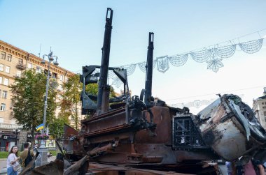 Kyiv 'deki Khreshhatyk Caddesi' nde, Ukrayna 'nın Bağımsızlık Günü arifesinde imha edilmiş Rus tanklarının geçit töreni