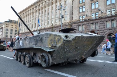 Bazı füzeler, yanmış Rus tankları ve diğer askeri araçlar Kyiv şehir merkezinde sergileniyor..