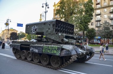 Ukraynalılar, Kyiv 'deki Khreshhatyk caddesini ziyaret ettiler ve burada imha edilmiş Rus askeri araçları sergilendi..