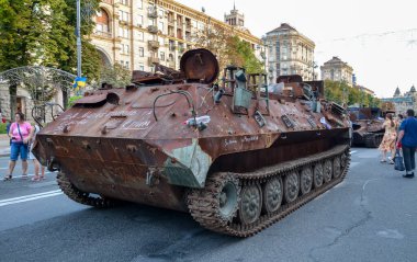 Ukrayna 'nın Bağımsızlık Günü' nden önce Khreshhatyk Caddesi 'ndeki Kyiv şehir merkezinde Rus BTR-MD amfibik zırhlı personel taşıyıcısını yok etti.
