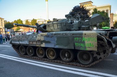 Khreshchatyk caddesinde Rus askeri araçlarının ezildiği sergide yanmış tank.