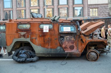 Bazı füzeler, yanmış Rus tankları ve diğer askeri araçlar Kyiv şehir merkezinde sergileniyor..