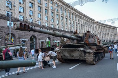 Kyiv 'deki Khreshchatyk caddesinde Rus askeri teçhizatının sergilendiği bir sergide Msta-S' nin yanmış ve tahrip edilmiş şekilde sergilendi.