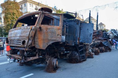 Ukraynalılar, Kyiv 'deki Khreshhatyk caddesini ziyaret ettiler ve burada imha edilmiş Rus askeri araçları sergilendi..