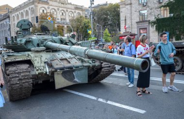 Kyiv 'deki Khreshhatyk Caddesi' nde, Ukrayna 'nın Bağımsızlık Günü arifesinde imha edilmiş Rus tanklarının geçit töreni