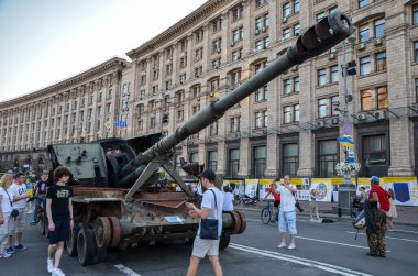 Kyiv 'deki Khreshchatyk caddesinde Rus askeri teçhizatının sergilendiği bir sergide Msta-S' nin yanmış ve tahrip edilmiş şekilde sergilendi.