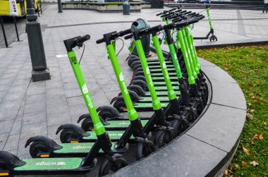 Şehirde elektrikli scooter kiralama sıraları var. Çevre dostu ulaşım.