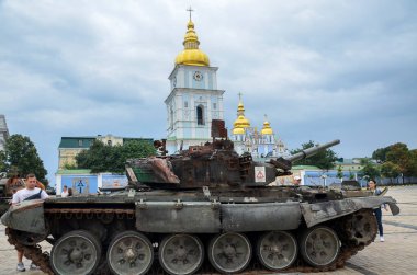 Yok edilen Rus tankı T-90A ve askeri teçhizat Ukrayna 'nın başkenti Kyiv' deki Mykhailivska Meydanı 'nda halka sergileniyor. 