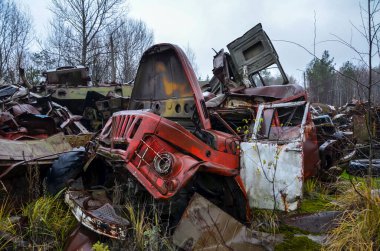 Eski hurdalıkta terk edilmiş ve yok edilmiş eski Sovyet kamyonları. Geri dönüşüm için ağır endüstriyel hurda metaller