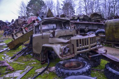 Eski hurdalıkta terk edilmiş ve yok edilmiş eski Sovyet kamyonları. Geri dönüşüm için ağır endüstriyel hurda metaller