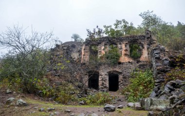 Tarihî Ermeni mağara köyü Khndzoresk 'in ikamet yeri Syunik Eyaleti' ndeki bir vadinin dik yamacında. Ermenistan 'da popüler turizm beldesi