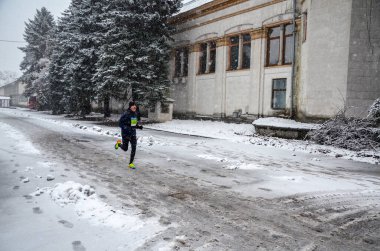 Maraton koşucuları, başkent Ukrayna 'da düzenlenen soğuk karlı havada her yıl düzenlenen kış yarışmalarına katılıyorlar.