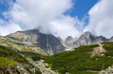 Skalnatif pleso, Rocky Vadisi 'nin en alçak köşesinde ve Lomnicky Stit zirvesinde, Slovakya' daki Ulusal Park Lisesi Tatras 'ta.