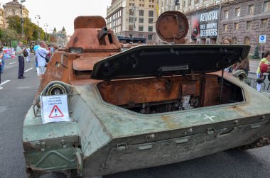 İnsanlar Kyiv 'in merkezindeki Khreschatyk Caddesi' nde Ukrayna ordusu tarafından yok edilen Rus zırhlı aracının yanından geçtiler.