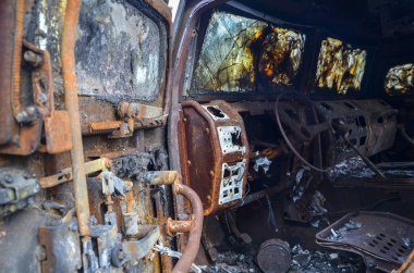 Kyiv savaşı sırasında vurulan Rus Tigr-M piyade aracının içi yanmış.. 