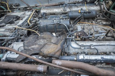 Çarpışmadan sonra Rus askeri aracında yanmış paslı motora yakın çekim