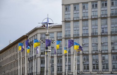 Ukrayna ve Avrupa Birliği bayrakları NATO amblemi altında birlikte dalgalanıyor