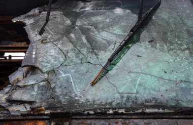 Araba kazasından sonra arabanın ön camı kırılmış. Araç kazası. Kırık cam.