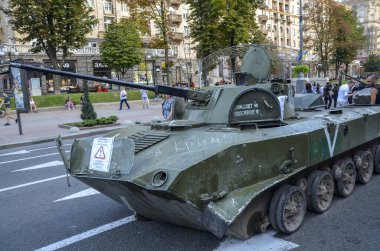 Kyiv 'deki Khreshchatyk Caddesi' nde sergilenen Ukrayna ordusu tarafından tahrip edilen Rus işgalcilerin BMD-2 savaş aracı hasar gördü
