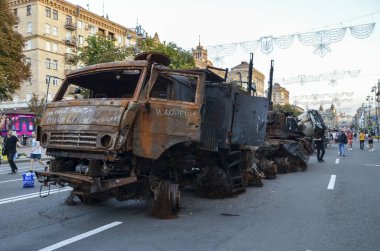 Pantsir-S1, imha edilmiş Rus askeri araçlarını gösteren sergide orta menzilli, kendinden itişli hava füzesi ve uçaksavar topçu sistemi sergileniyor.