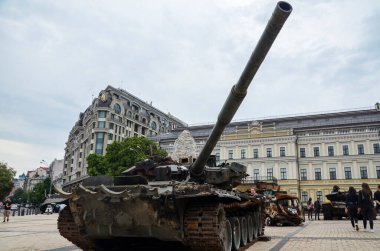 T-90A ana savaş tankı (Rus Federasyonu) Ukrayna Silahlı Kuvvetleri tarafından Ukrayna 'nın başkenti Kyiv' deki imha edilmiş Rus askeri teçhizatının sergilendiği sergide imha edildi.