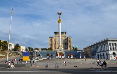 İnsanlar sıcak bir yaz gününde Ukrayna 'nın ana meydanı olan Independence Meydanı' nda (Meydan Nezalezhnosti) yürürler.