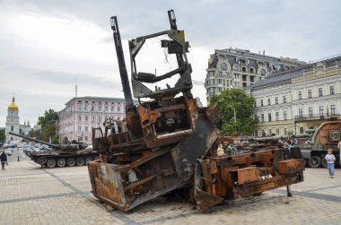 Yanmış ve etkisiz hale getirilmiş Pantsir-S1 Rus işgalcilerin kendi güdümlü uçaksavar füze sistemi.