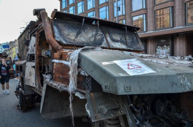 Kyiv 'deki Khreshhatyk Caddesi' nde, Ukrayna 'nın Bağımsızlık Günü arifesinde imha edilmiş Rus tanklarının geçit töreni
