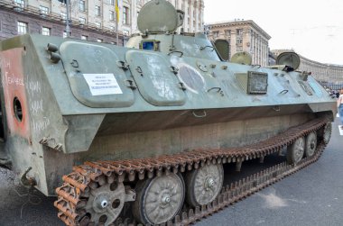 Kyiv 'deki Khreshhatyk Caddesi' nde, Ukrayna 'nın Bağımsızlık Günü arifesinde imha edilmiş Rus tanklarının geçit töreni