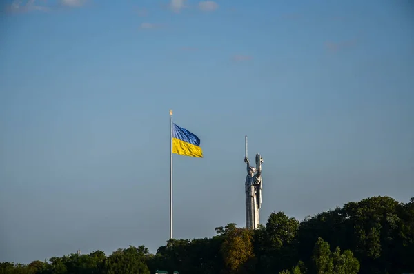 Найбільший Національний Прапор України Флагштоку Розмахує Вітром Біля Пам Ятника — стокове фото