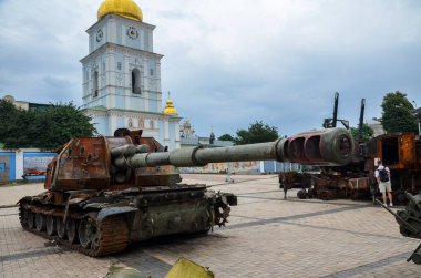 Ukrayna 'nın başkenti Kyiv' deki Aziz Michaels Meydanı 'nda imha edilmiş Rus askeri teçhizatının sergilendiği sırada yanmış ve tahrip edilmiş kendinden itişli Msta-S Howitzer.