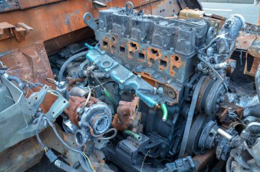 Çarpışmadan sonra Rus askeri aracında yanmış paslı motora yakın çekim