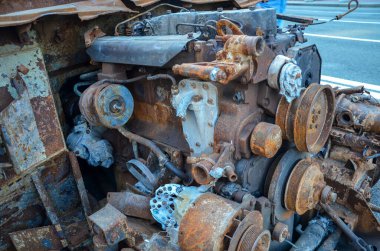 Çarpışmadan sonra Rus askeri aracında yanmış paslı motora yakın çekim