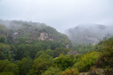 Derin vadideki terk edilmiş mağara şehri Khndzoresk 'in sis manzarası. Suriye bölgesi, Ermenistan