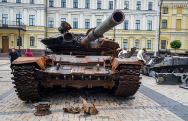 Ukrayna 'nın savaş alanlarında imha edilen Rus T-72B tankı, Kyiv' deki imha edilmiş Rus teçhizatı sergisinin bir parçası olarak görülüyor.. 