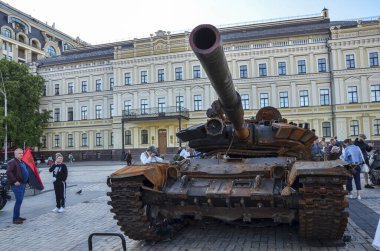 Yanan ve patlayan tank -72B, Kyiv 'deki imha edilmiş askeri araçların sergilendiği bir sergide Rus işgalcilere yapılan topçu saldırısı sonucu imha edildi. 