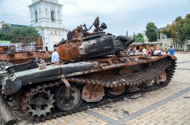 Kyiv 'in merkezindeki imha edilmiş Rus zırhlı araçları sergisinde yanmış T-72B tankı.