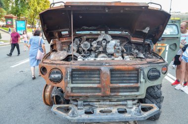 Yıkılmış ve yanmış tanklar, askeri kamyonlar ve diğer ekipmanlar Ukrayna Bağımsızlık Günü 'nün Kyiv' deki Khreshhatyk caddesinde sıralanmıştı.