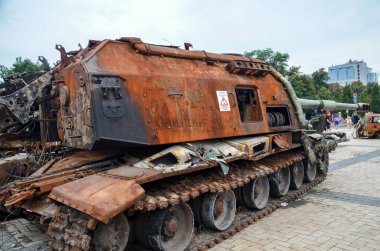 Ukrayna 'nın başkenti Kyiv' deki Aziz Michaels Meydanı 'nda imha edilmiş Rus askeri teçhizatının sergilendiği sırada yanmış ve tahrip edilmiş kendinden itişli Msta-S Howitzer.