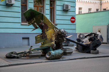 Rus Hava Kuvvetleri 'nden gelen SU-25SM uçağının kuyruk kısmı Ukrayna ordusu tarafından düşürüldü. Ukrayna 'da Savaş