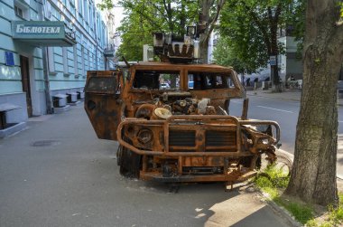 Ukrayna 'daki savaş sırasında Rus Tigr-M piyade araçları yakıldı ve imha edildi.