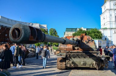 Ukrayna 'nın başkenti Kyiv' deki Aziz Michaels Meydanı 'nda imha edilmiş Rus askeri teçhizatının sergilendiği sırada yanmış ve tahrip edilmiş kendinden itişli Msta-S Howitzer.