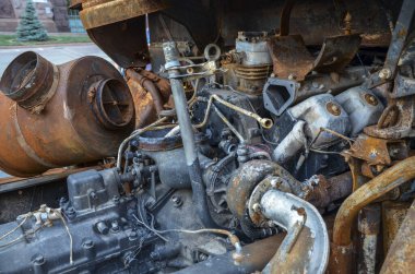 Çarpışmadan sonra Rus askeri aracında yanmış paslı motora yakın çekim