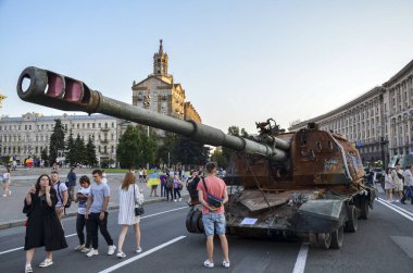 Yanmış ve ezilmiş Rus kendinden güdümlü howitzer 152 mm Msta-S Ukrayna 'da doring savaşını yok ediyordu.
