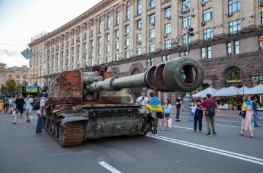 Yanmış ve ezilmiş Rus kendinden güdümlü howitzer 152 mm Msta-S Ukrayna 'da doring savaşını yok ediyordu.